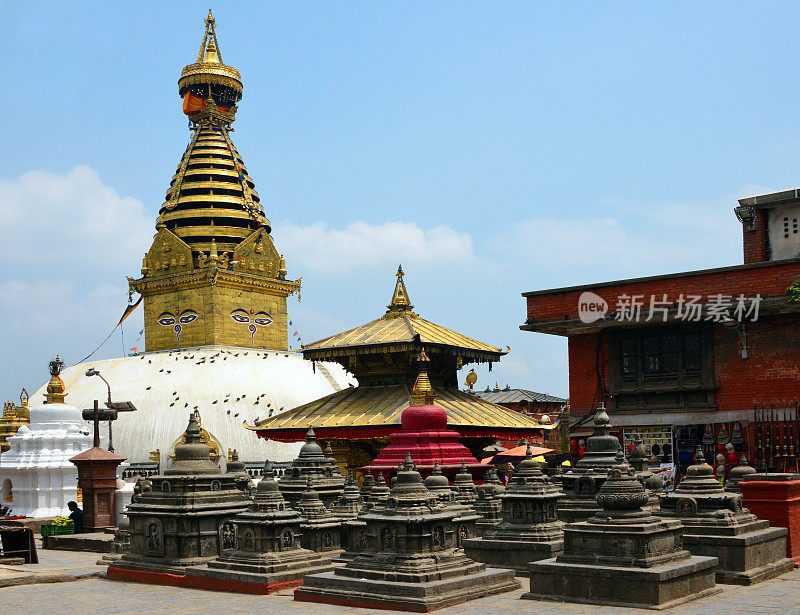 Swayambhunath -主要佛塔和较小的佛塔，加德满都，尼泊尔